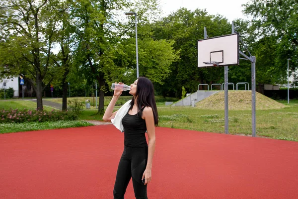 Çocuk parkındaki kız su içiyor..