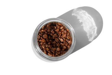 Beyaz arka planda kavanozda kahve..