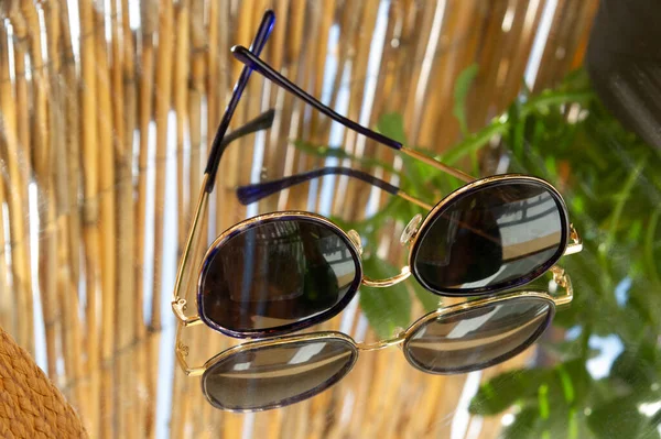 Gafas Sol Sobre Una Superficie Espejada — Foto de Stock