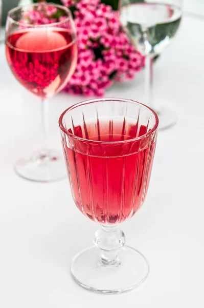 Roze Drank Een Glas Roze Bloemen — Stockfoto