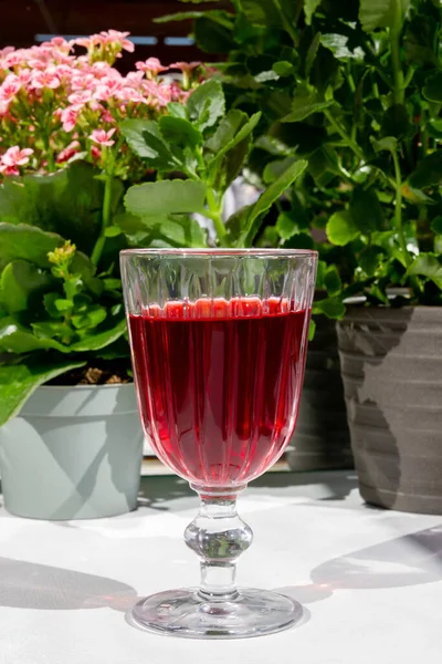 Ροζ Ποτό Ποτήρι Ροζ Λουλούδια — Φωτογραφία Αρχείου
