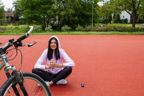 Dziewczyna Odpoczywa Obok Roweru — Zdjęcie stockowe