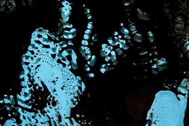 Doku mavi ve siyah..