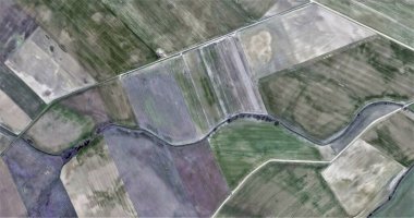 Fikirlerin zıtlığı, mallow ve yeşilde kompozisyon, Picasso 'ya övgü, havadan İspanya sahalarının soyut fotoğrafçılığı, havadan görüş, insan çalışma kamplarının temsili, soyut sanat, 