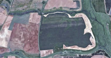 Çayır köpeği, Picasso 'ya hürmeten, İspanya' nın gökyüzünden soyut fotoğrafçılığı, hava manzarası, insan çalışma kamplarının tasviri, soyut sanat, 