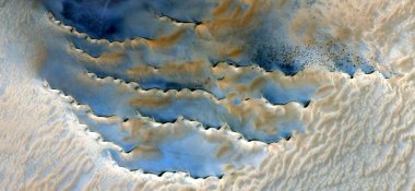 Göksel olay, Afrika çöllerinin havadan soyut fotoğraflanması, çöl manzaralarının havadan görünüşü, Tür: Soyut doğalcılık, mecazdan mecazi, çağdaş fotoğraf sanatına