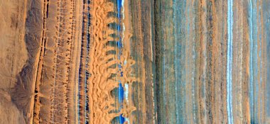 Paralel rüyalar, gökyüzünden Afrika çöllerinin soyut fotoğrafları. Çöl manzaralarının havadan görünüşü, Tür: Soyut doğalcılıktan, mecazi, çağdaş fotoğraf sanatına kadar