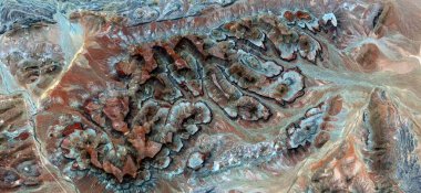 Zaman affetmez, Afrika çöllerinin soyut fotoğraflarının havadan çekilmesini. Çöl manzaralarının havadan görünüşü, Tür: Soyut doğalcılıktan, mecazi, çağdaş fotoğraf sanatına kadar