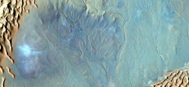 Afrika çöllerinin havadan çekilmiş soyut fotoğrafçılığı. Çöl manzaralarının havadan görünüşü, Tür: Soyut doğalcılıktan, mecazi, çağdaş fotoğraf sanatına kadar