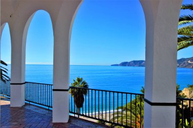 Endülüs, İspanya, Calahonda sahillerinin beyaz köylerinden biri olan Nerja, Mlaga 'daki turistik alanların fotoğrafları, Avrupa' nın balkonundan çekilen fotoğraflar, Akdeniz, 