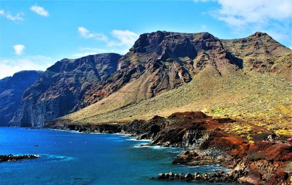Tenerife 'de, Teno' nun ucundan, kanarya adalarından, İspanya 'dan Los Gigantes adlı büyük kayalıkların bir dizi fotoğrafı.,