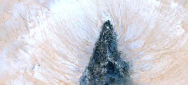 Tesla 'nın rüyası, Afrika çöllerinin havadan soyut fotoğraflanması, çöl manzaralarının havadan görünüşü, türü: soyut doğalcılıktan mecazi ve çağdaş fotoğrafa kadar 