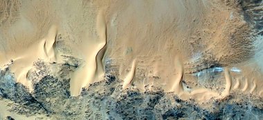 Ruhun huzuru, Afrika çöllerinin gökyüzünden soyut fotoğraflanması, çöl manzaralarının havadan görünüşü, Tür: Soyut doğalcılık, mecazi, çağdaş fotoğrafa kadar 