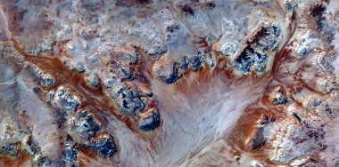 Lapis Lazuli 'nin doğduğu yer, Afrika çöllerinin havadan soyut fotoğrafları, çöl manzaralarının havadan görünüşü, Tür: Soyut Natüralizm, soyut, mecazi, çağdaş fotoğraftan 