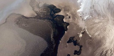 Siyah kadın, siyah altın, kirli çöl kumu, Afrika çöllerinin havadaki soyut fotoğrafı. hava görüntüsü, Tür: Soyut Natüralizm, soyuttan mecazlara