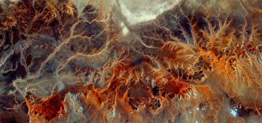 Yanan orman, Afrika çöllerinin gökyüzünden soyut fotoğraflanması, çöl manzaralarının havadan görünüşü, Tür: Soyut doğalcılık, mecazi, çağdaş fotoğrafa kadar 