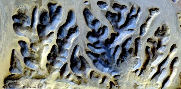 Afrika çöllerinin havadan çekilmiş çekim gücü, çöl manzaralarının havadan görünüşü, türü: Soyut doğalcılık, mecazi, çağdaş fotoğrafa kadar 