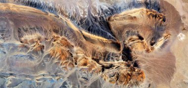 Elektrik fırtınası, Afrika çöllerinin gökyüzünden soyut fotoğraflanması, çöl manzaralarının havadan görünüşü, Tür: Soyut doğalcılık, mecazdan mecazi, çağdaş fotoğraf sanatına