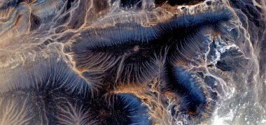 Kirlenmiş şakayık, Afrika çöllerinin havadan çekilmiş soyut fotoğrafları, çöl manzaralarının havadan görünüşü, Tür: Soyut doğalcılık, mecazi, çağdaş fotoğraf sanatından