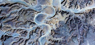 Eczane sembolü, Afrika çöllerinin havadan soyut fotoğrafçılığı, çöl manzaralarının havadan bakışı, Tür: Soyut doğalcılıktan mecazi, çağdaş fotoğraf sanatına kadar