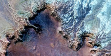 Yüksek Düşük, soyut Afrika çöllerinin havadan görünüşü, çöl manzaralarının havadan bakışı, Tür: Soyut doğalcılıktan mecazi, çağdaş fotoğrafa kadar 