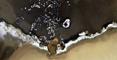 Afrika çöllerinin havadaki soyut fotoğraflarının kirlenmiş hali, çöl manzaralarının havadan görünüşü, türü: Soyut doğalcılık, mecazi, çağdaş fotoğrafa kadar 