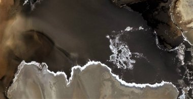 Afrika çöllerinin havadaki soyut fotoğraflarının kirlenmiş hali, çöl manzaralarının havadan görünüşü, türü: Soyut doğalcılık, mecazi, çağdaş fotoğrafa kadar 