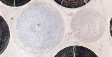 Rüzgarın gücü, çöldeki insan çiftlikleri Pollock 'a adanmıştır. Afrika çöllerinin soyut fotoğrafçılığı, havadan bakış açısı, çağdaş fotoğraf sanatı.,