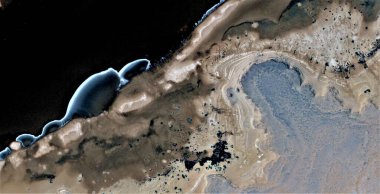 Kara plaj, siyah altın, kirli çöl kumları, Pollock 'a hürmet, Afrika çöllerinin soyut fotoğrafçılığı, havadan görüş, soyut dışavurumculuk, çağdaş sanat, 