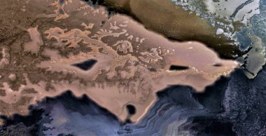 Gelecekteki siyah, siyah altın, kirlenmiş çöl kumu, Pollock 'a övgü, Afrika çöllerinin soyut fotoğrafçılığı, havadan bakış açısı, soyut dışavurumculuk, çağdaş sanat, 