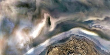 Kum fırtınası, Afrika çöllerinin gökyüzünden soyut fotoğraflanması, çöl manzaralarının havadan görünüşü, Tür: Soyut doğalcılık, mecazi, çağdaş fotoğrafa kadar 