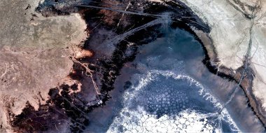 Kara plaj, siyah altın, kirli çöl kumları, Pollock 'a hürmet, Afrika çöllerinin soyut fotoğrafçılığı, havadan görüş, soyut dışavurumculuk, çağdaş sanat, 