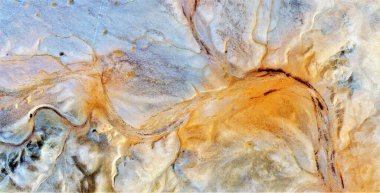 Sarı nehir, havadan Afrika çöllerinin soyut fotoğrafları, çöl manzaralarının havadan görünüşü, Tür: Soyut doğalcılık, mecazdan mecazi, çağdaş fotoğrafa 