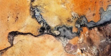 Asit dökülmesi, Afrika çöllerinin gökyüzünden soyut fotoğraflanması, çöl manzaralarının havadan görünümü, Tür: Soyut doğalcılık, mecazi, çağdaş fotoğrafa 