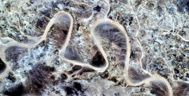 Uygunsuz bir teklif, Afrika çöllerinin havadan soyut fotoğraflanması, çöl manzaralarının havadan görünüşü, Tür: Soyut doğalcılık, mecazi, çağdaş fotoğrafa kadar 