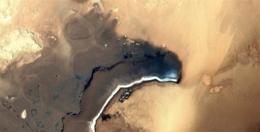Siyah kumsal siyah altın, kirli çöl kumu, Afrika çöllerinin havadaki soyut fotoğrafı. hava görüntüsü, Tür: Soyut Natüralizm, soyuttan mecazlara