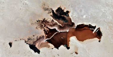 Kara çarpışma, siyah altın, kirli çöl kumu, Afrika çöllerinin havadaki soyut fotoğrafı. hava görüntüsü, Tür: Soyut Natüralizm, soyuttan mecazlara