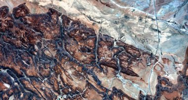 Çöküş, Afrika çöllerinin gökyüzünden soyut fotoğraflanması, çöl manzaralarının havadan görünüşü, Tür: Soyut doğalcılık, mecazi, çağdaş fotoğrafa 