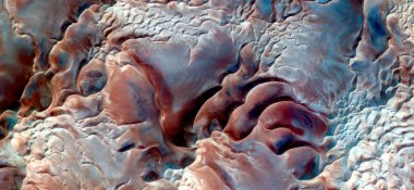 Afrika çöllerinin güçlü, soyut fotoğraflarının havadan çekilmesi, çöl manzaralarının havadan görünüşü, Tür: Soyut doğalcılıktan mecazi, çağdaş fotoğrafa kadar 