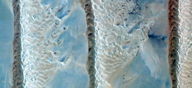 Beyaz gölgeler, Afrika çöllerinin havadan görünüşü, çöl manzaralarının havadan görünüşü, türü: soyut doğalcılıktan mecazi, çağdaş fotoğrafa kadar 