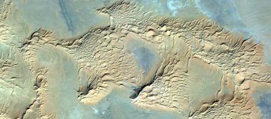 Phoenix, havadan Afrika çöllerinin soyut fotoğrafları, çöl manzaralarının havadan görünüşü, Tür: Soyut doğalcılık, mecazi, çağdaş fotoğrafa kadar 