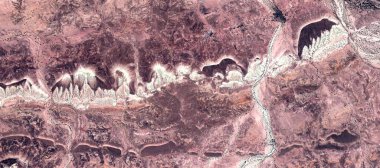 Mağara resimleri, havadan Afrika çöllerinin soyut fotoğrafları, çöl manzaralarının havadan görünüşü, Tür: Soyut doğalcılık, mecazi, çağdaş fotoğrafa kadar 