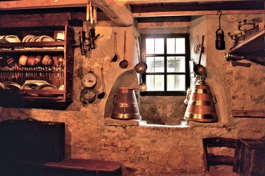 Su depolamak için eski konteynırlar, sellalar, Galiçya 'da bir kırsal evin mutfağında eski ahşap dolap, eski ahşap mobilyalar, eski yiyecek saklama kapları, tipik Galiçya kırsal mutfağı., 