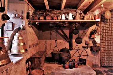 Galiçya 'daki eski Lareira, asma tavalı eski kır mutfağı, Galiçya' daki bir kırsal evin mutfağında eski ahşap dolap, eski ahşap mobilya, Galiçya 'nın tipik kırsal mutfağı., 