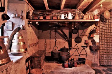 Galiçya 'daki eski Lareira, asma tavalı eski kır mutfağı, Galiçya' daki bir kırsal evin mutfağında eski ahşap dolap, eski ahşap mobilya, Galiçya 'nın tipik kırsal mutfağı., 