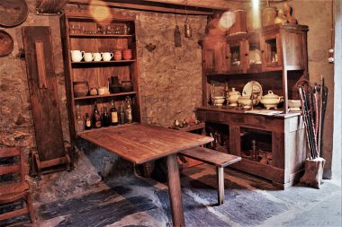 Galiçya 'nın kırsal kesimlerinde eski ahşap tezgahlar, asma tavalı eski kır mutfağı, Galiçya' da kırsal bir evin mutfağı, eski ahşap mobilyalar, Galiçya 'nın tipik kırsal mutfağı.,