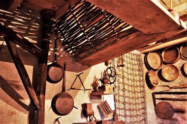 Asma tavalı eski bir kır mutfağı, Galiçya 'da bir kırsal evin mutfağında eski ahşap bir dolap, eski ahşap mobilyalar, tipik Galiçya kırsal mutfağı, Galiçya etnoğrafya müzesi,