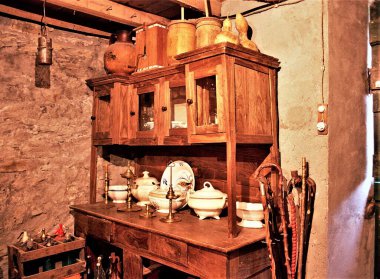 Galiçya 'da bir kırsal evin mutfağında eski ahşap mobilyalar, eski yiyecek saklama kapları, Galiçya' nın tipik kırsal mutfağı, Galiçya etnoğrafya müzesi.,