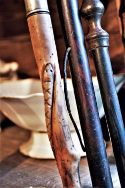 Galiçya 'da bir kırsal evin mutfağında eski ahşap bastonların, eski ahşap mobilyaların, eski yiyecek saklama kaplarının, Galiçya' nın tipik kırsal mutfağının, Galiçya etnoğrafya müzesinin,