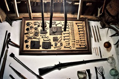 Eski demir anahtarlar, eski asma kilit ve kilitler ve eski bir av tüfeği, Galiçya etnografi müzesi, eski demirci ve avcı ticareti aletleri.,